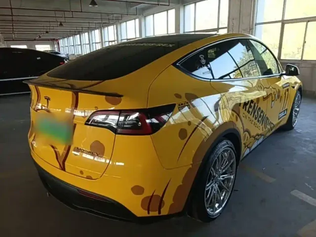 Tesla Model Y — Фото автомобиля 6