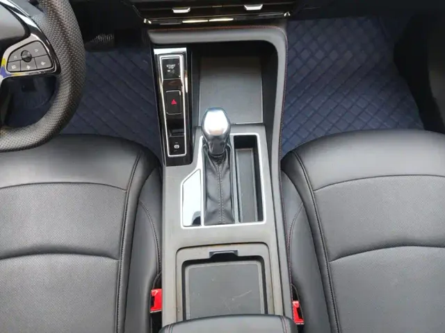 Roewe i5 — Фото автомобиля 16