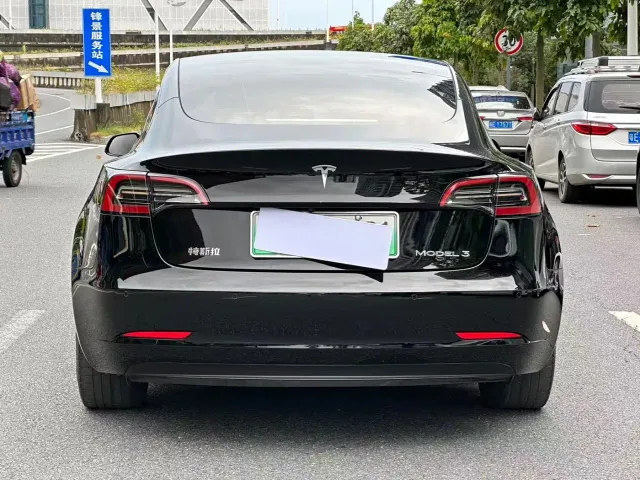 Tesla Model 3 — Фото автомобиля 17