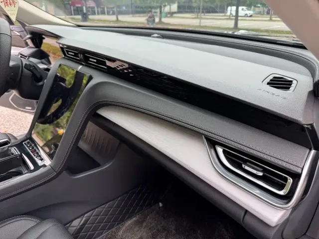 Hongqi Hongqi H5 2025 2.0T Automatic Flag Celebration 500,000 Units Anniversary Edition — Фото автомобиля 24
