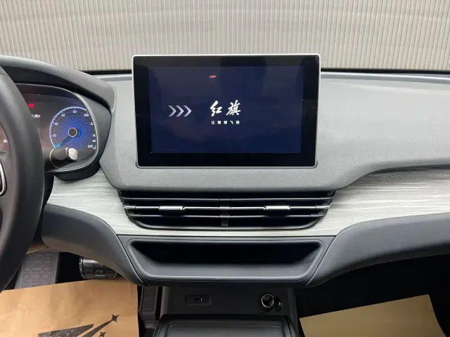 Hongqi E-QM5 — Фото автомобиля 8