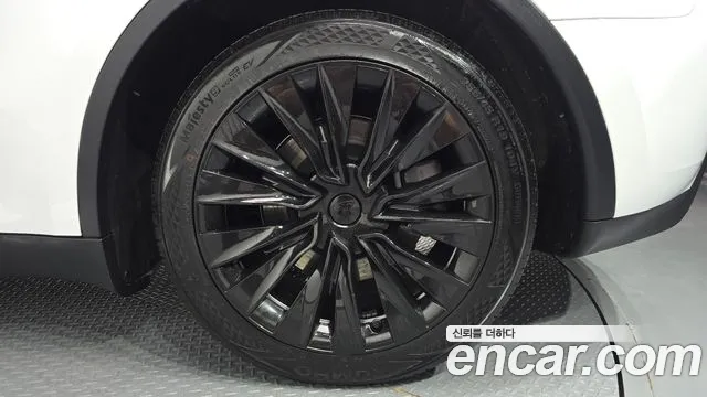 Tesla Model Y — Фото автомобиля 6