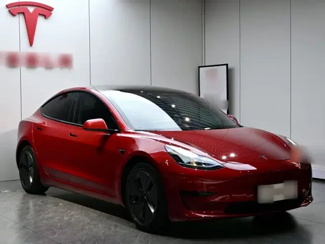 Tesla Model 3 — Фото автомобиля 3
