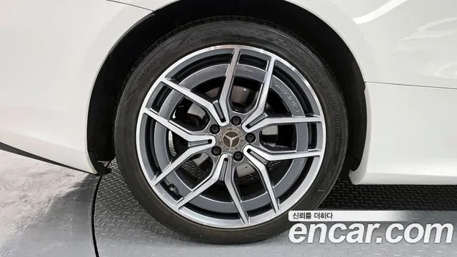 Mercedes-Benz E-Class — Фото автомобиля 5