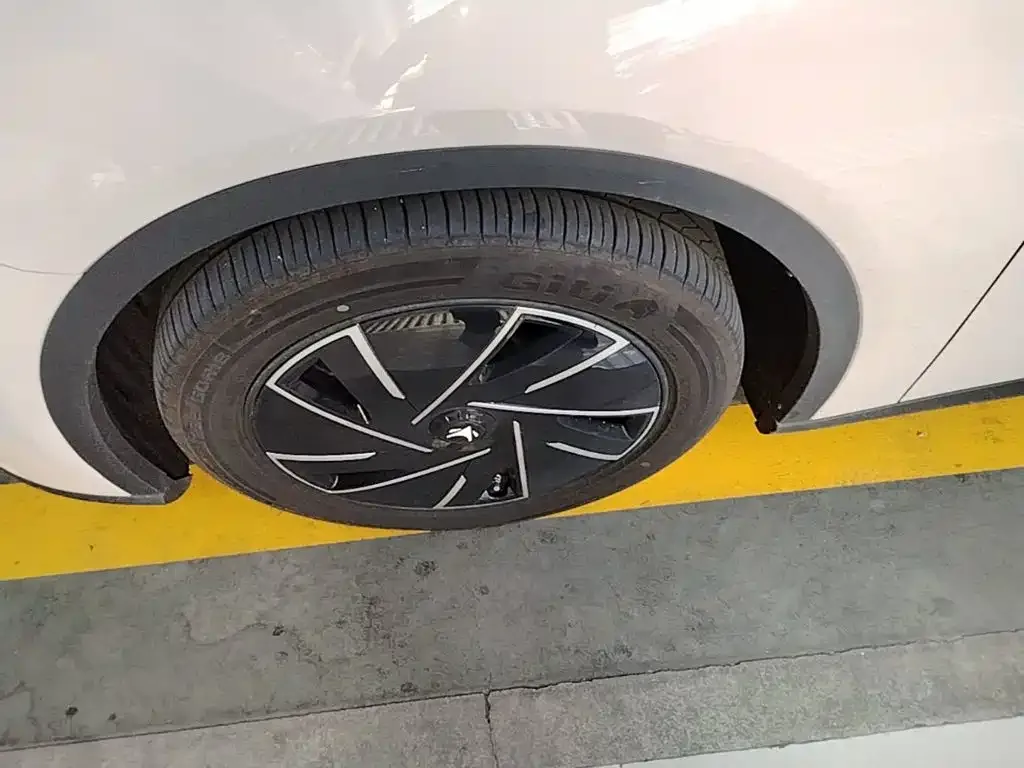 ARCFOX Arcfox Alpha S5 2024 560PRO 185kW — Фото автомобиля 24