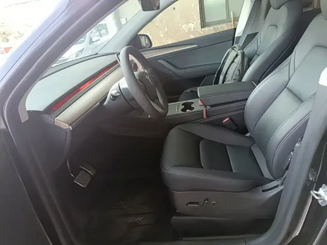 Tesla Model Y — Фото автомобиля 14