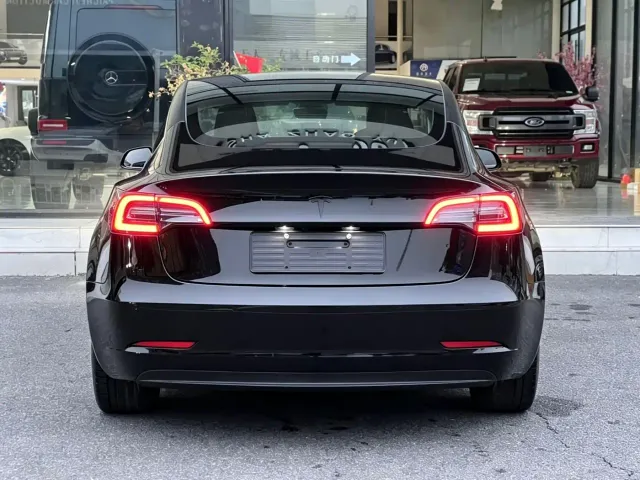 Tesla Model 3 — Фото автомобиля 8