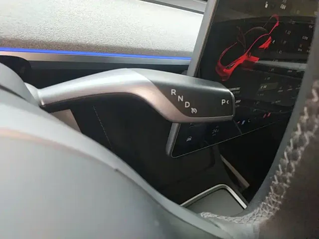 Tesla Model Y — Фото автомобиля 13