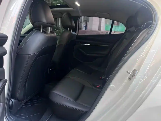 Mazda Mazda3 Axela 2022 2.0L Automatic Elegance Edition — Фото автомобиля 14
