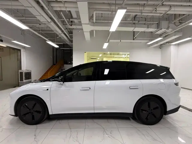 Li Auto i8 — Фото автомобиля 3