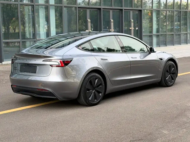 Tesla Model 3 — Фото автомобиля 6