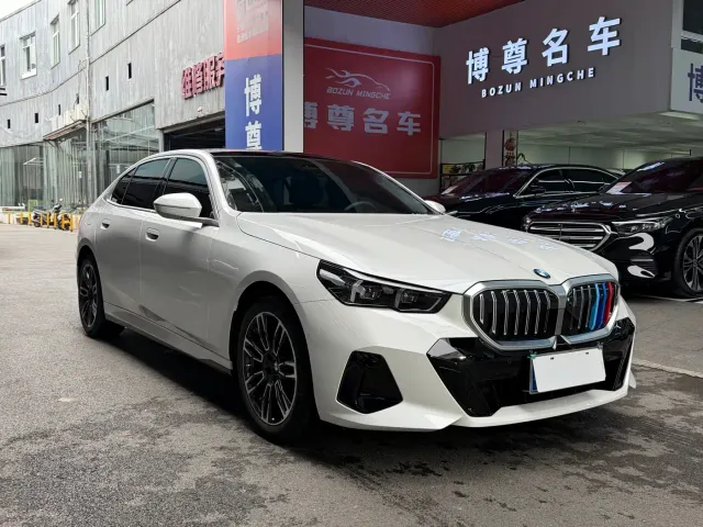 BMW 5 Series — Фото автомобиля 3