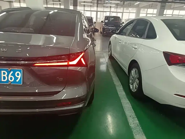 Roewe i5 — Фото автомобиля 7
