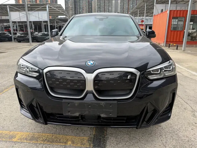 BMW iX3 — Фото автомобиля 2