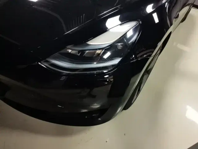 Tesla Model 3 — Фото автомобиля 23