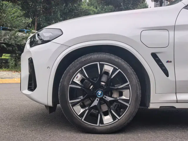 BMW iX3 — Фото автомобиля 5