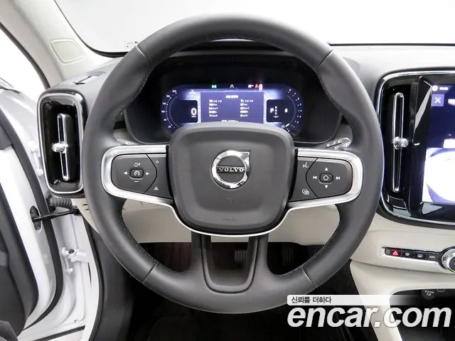 Volvo XC40 — Фото автомобиля 8