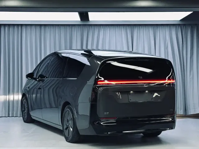 Li Auto MEGA — Фото автомобиля 7