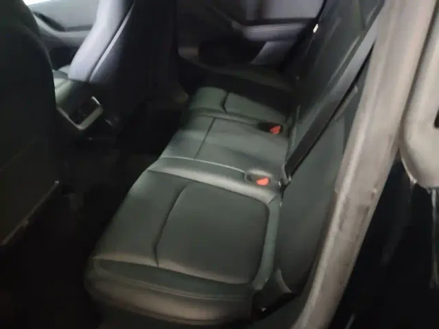 Tesla Model Y — Фото автомобиля 16