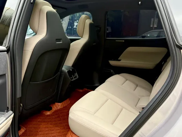 Volvo XC70 Plug-in Hybrid — Фото автомобиля 10
