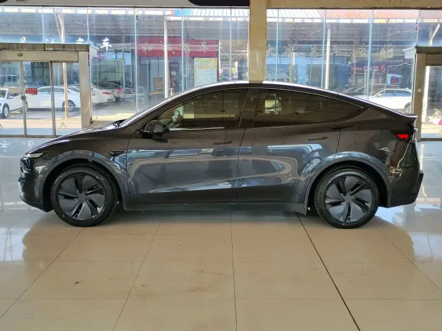 Tesla Model Y — Фото автомобиля 8