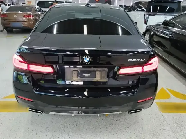 BMW 5 Series — Фото автомобиля 3