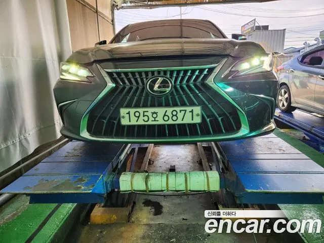 Фотография автомобиля — Lexus ES 7th Gen