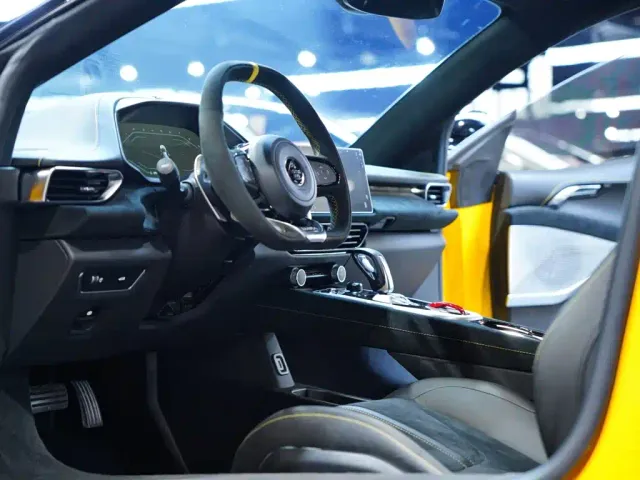 Lotus Emira — Фото автомобиля 15