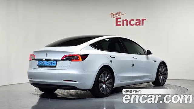 Tesla Model 3 — Фото автомобиля 2