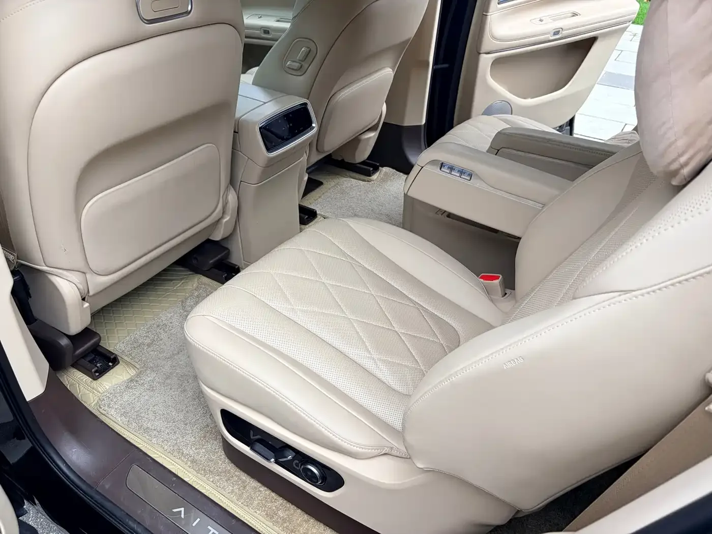 AITO Wenjie AITO M9 2024 Extended Range Ultra 42kWh 6-Seater — Фото автомобиля 12