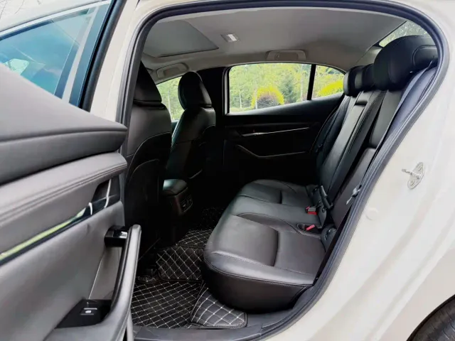 Mazda Axela — Фото автомобиля 9