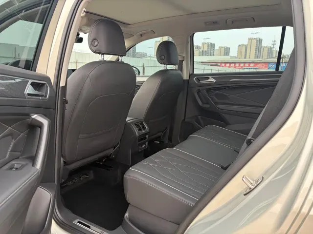 Volkswagen Tiguan L 2022 330TSI Auto 2WD R-Line Premium Edition — Фото автомобиля 10