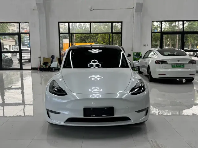 Tesla Model Y — Фото автомобиля 17