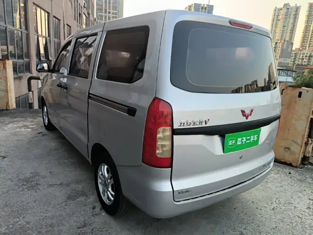 Wuling Hongguang V — Фото автомобиля 4