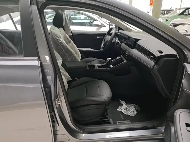 Roewe i5 — Фото автомобиля 24