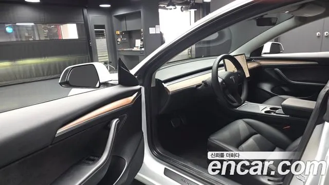Tesla Model 3 — Фото автомобиля 15