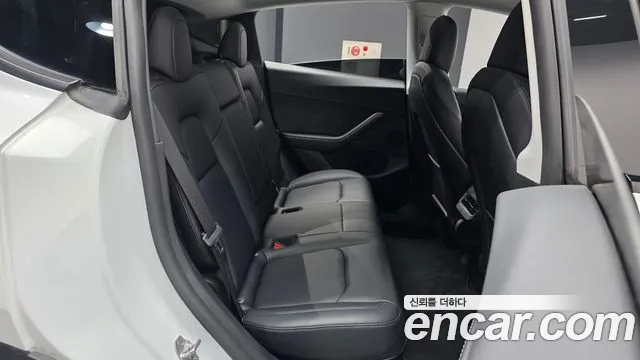 Tesla Model Y — Фото автомобиля 12