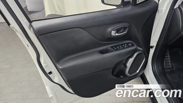 Jeep Renegade — Фото автомобиля 23