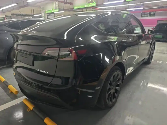 Tesla Model Y — Фото автомобиля 6