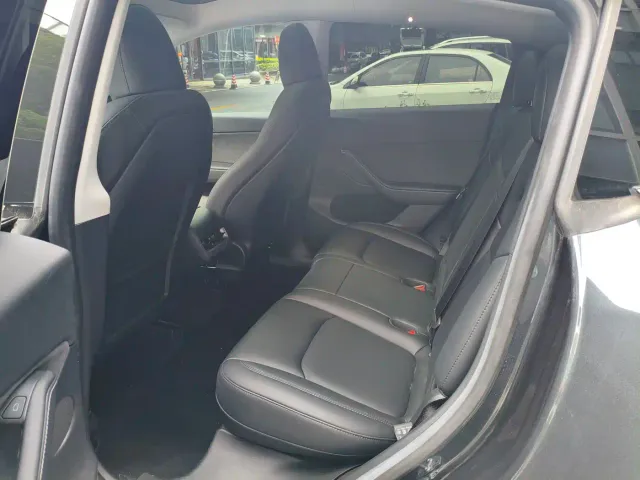 Tesla Model Y — Фото автомобиля 6