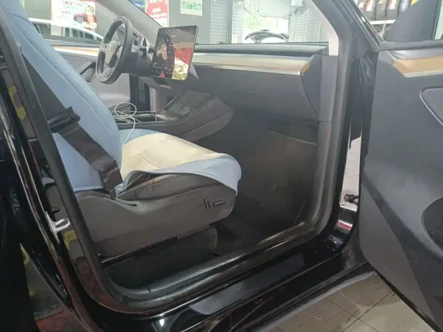 Tesla Model Y — Фото автомобиля 17