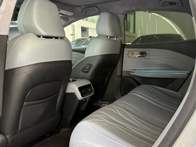 Geely Galaxy E8 — Фото автомобиля 5