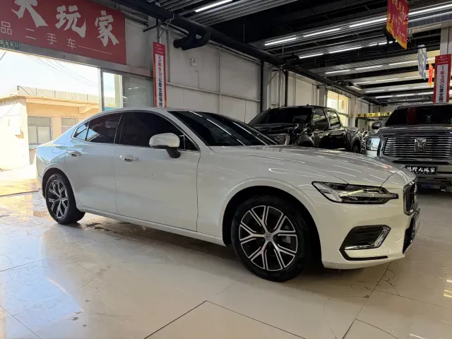 Volvo S60 — Фото автомобиля 2