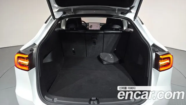Tesla Model Y — Фото автомобиля 26