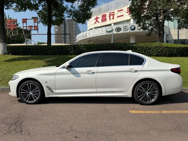 BMW 5 Series — Фото автомобиля 3
