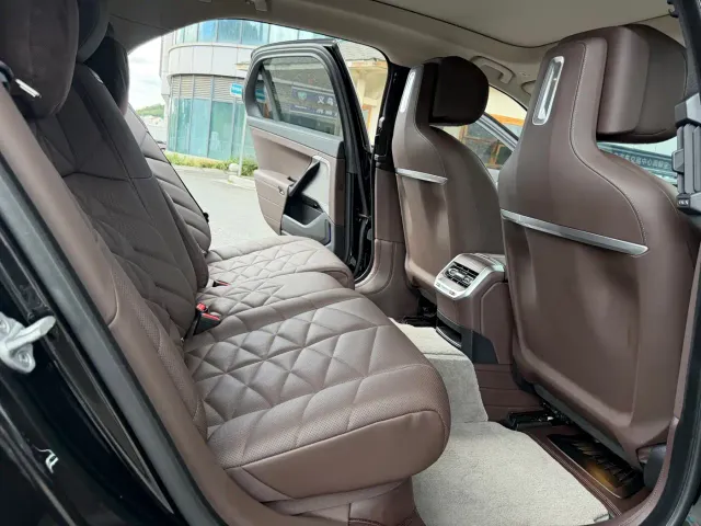 BMW i7 — Фото автомобиля 13