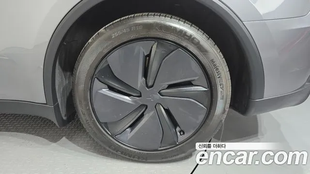 Tesla Model Y — Фото автомобиля 18