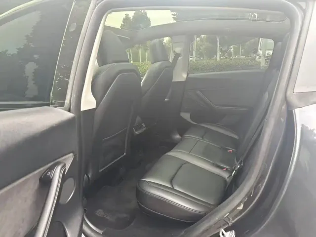 Tesla Model Y — Фото автомобиля 6