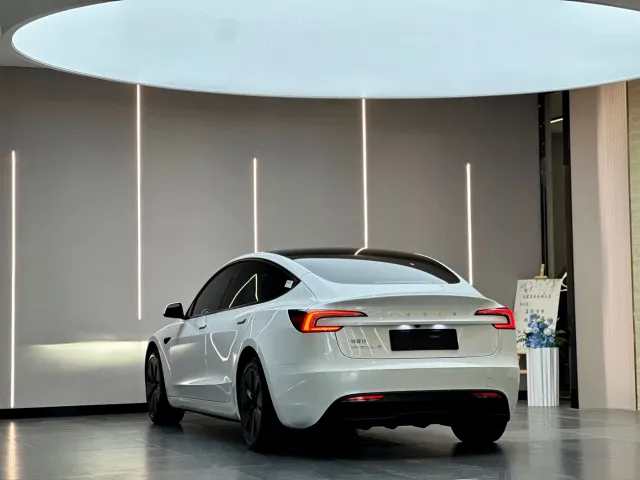 Tesla Model 3 — Фото автомобиля 10