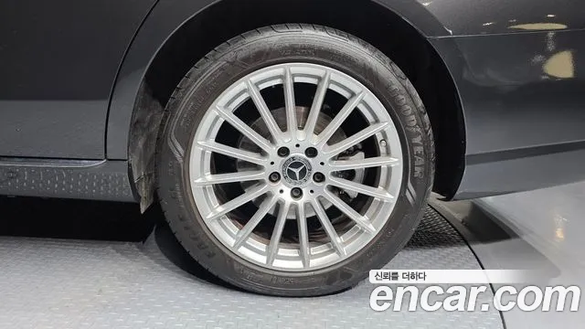 Mercedes-Benz E-Class — Фото автомобиля 19